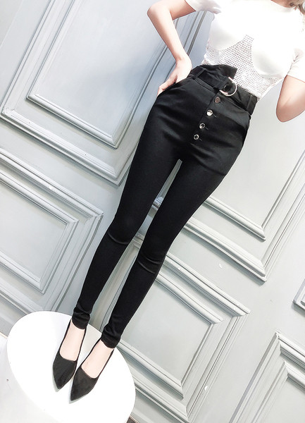Hosszú fekete nadrág gombokkal és magas derékkal