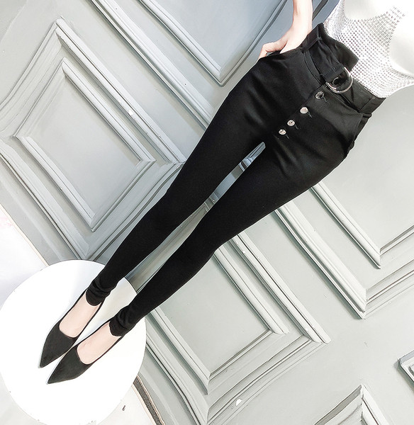 Hosszú fekete nadrág gombokkal és magas derékkal