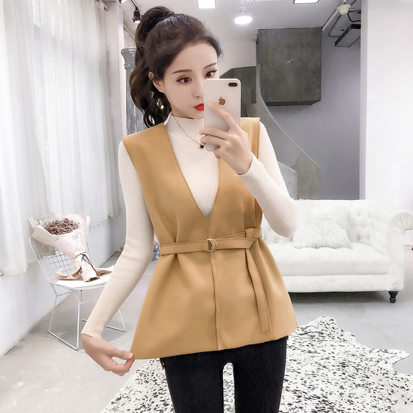 Stílusos női mellény két színben, spitz nyakkivágással