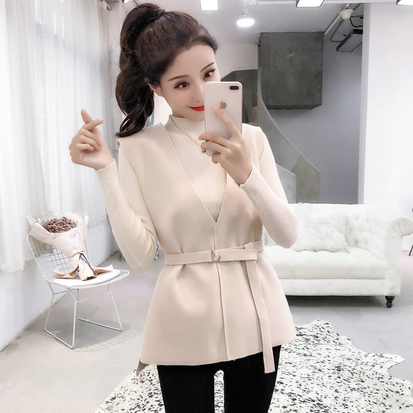 Stílusos női mellény két színben, spitz nyakkivágással