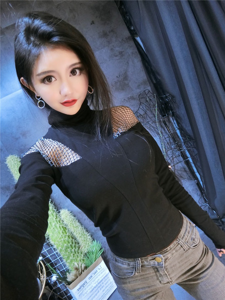 Bluză de damă modernă cu guler înalt de culoare neagră