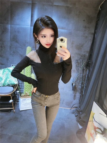 Bluză de damă modernă cu guler înalt de culoare neagră