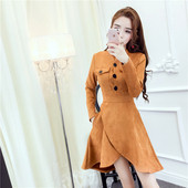 Aszimmetrikus női ruha gombokkal és zsebekkel barna színben