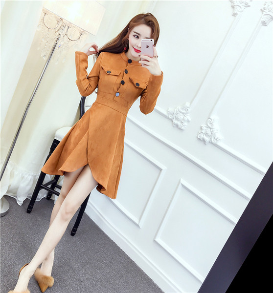 Aszimmetrikus női ruha gombokkal és zsebekkel barna színben