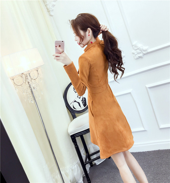 Aszimmetrikus női ruha gombokkal és zsebekkel barna színben