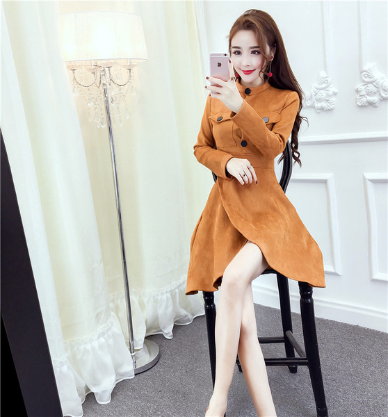 Aszimmetrikus női ruha gombokkal és zsebekkel barna színben