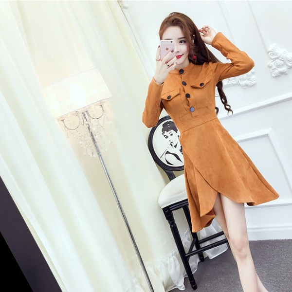 Aszimmetrikus női ruha gombokkal és zsebekkel barna színben