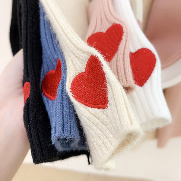 Μοντέρνα γυναικεία μπλούζα με ψηλό κολάρο και κεντημένη καρδιά σε διάφορα χρώματα