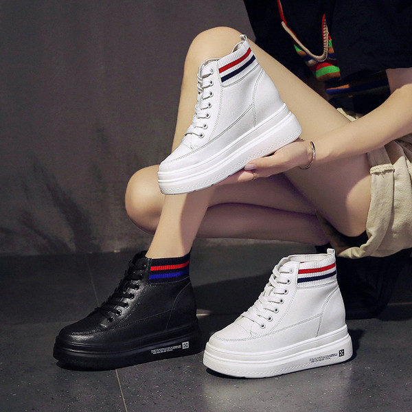 Női tornacipő magas talppal és fűzővel fehér és fekete színben