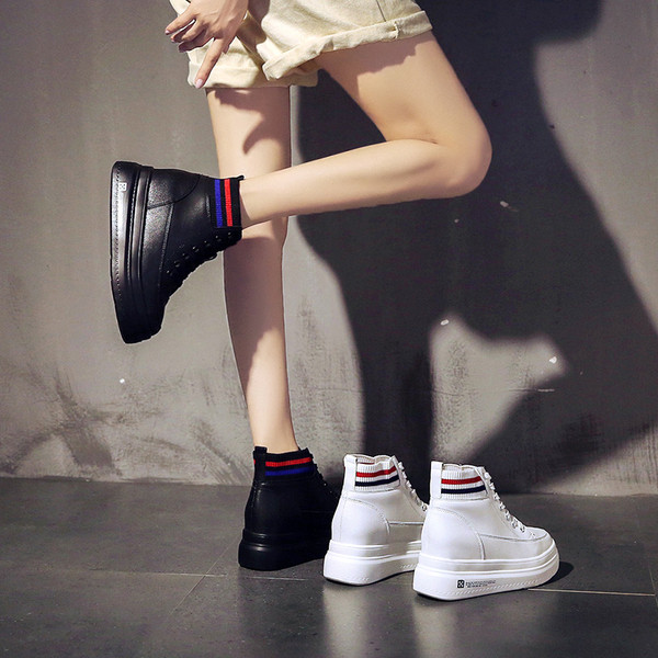 Női tornacipő magas talppal és fűzővel fehér és fekete színben