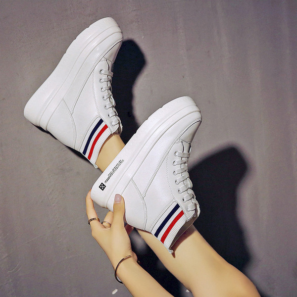 Női tornacipő magas talppal és fűzővel fehér és fekete színben