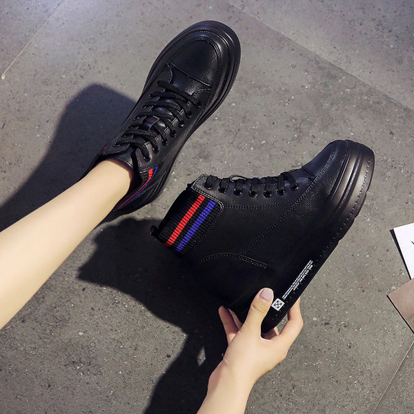 Női tornacipő magas talppal és fűzővel fehér és fekete színben