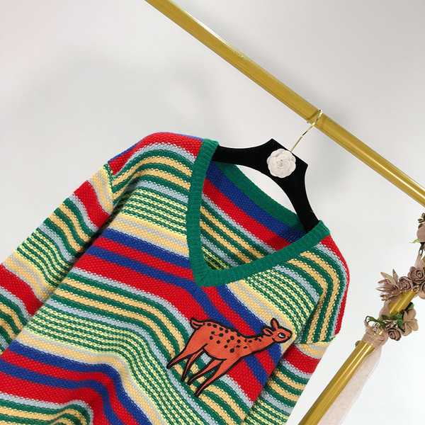 Lezser csíkos pulóver spitz nyakkivágással és rátéttel