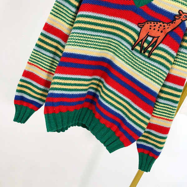 Lezser csíkos pulóver spitz nyakkivágással és rátéttel