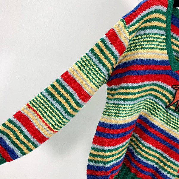 Lezser csíkos pulóver spitz nyakkivágással és rátéttel