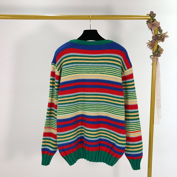 Lezser csíkos pulóver spitz nyakkivágással és rátéttel