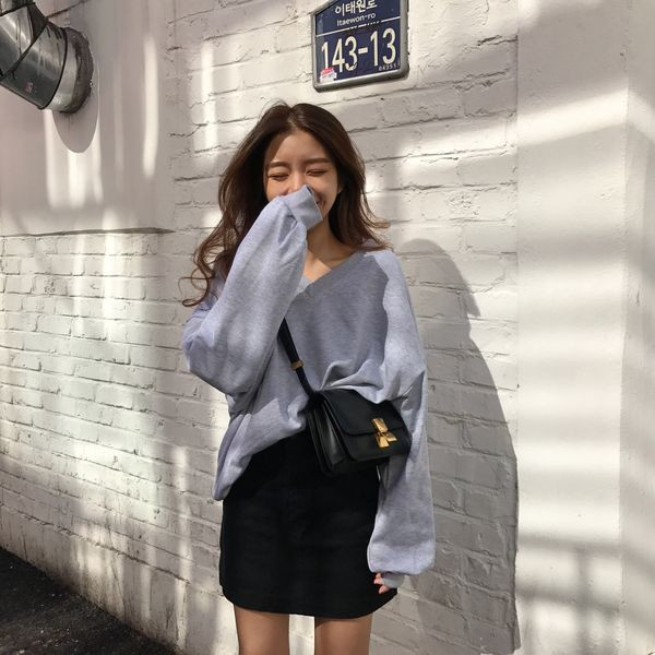 Széles pulóver hosszú ujjal és V-nyakú fekete és szürke színben