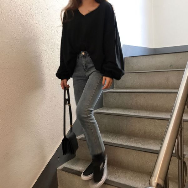 Széles pulóver hosszú ujjal és V-nyakú fekete és szürke színben