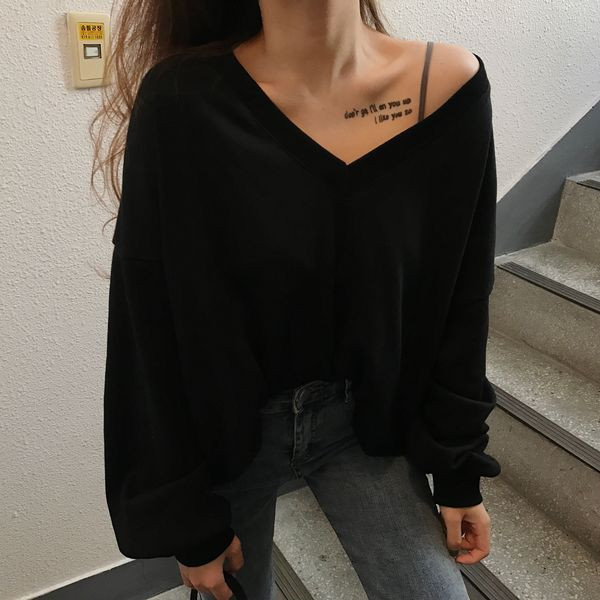 Széles pulóver hosszú ujjal és V-nyakú fekete és szürke színben