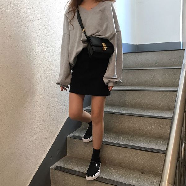 Széles pulóver hosszú ujjal és V-nyakú fekete és szürke színben