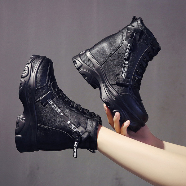 Női bőr tornacipő platformmal fehér és fekete színben