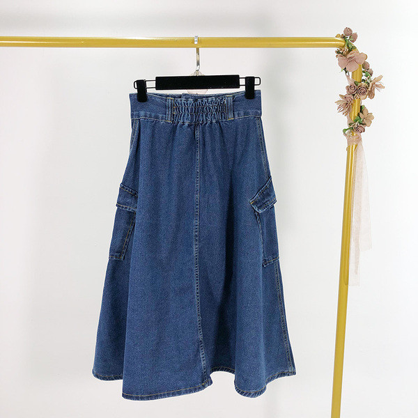 Női farmerszoknya kék színben, zsebekkel - szabású modell