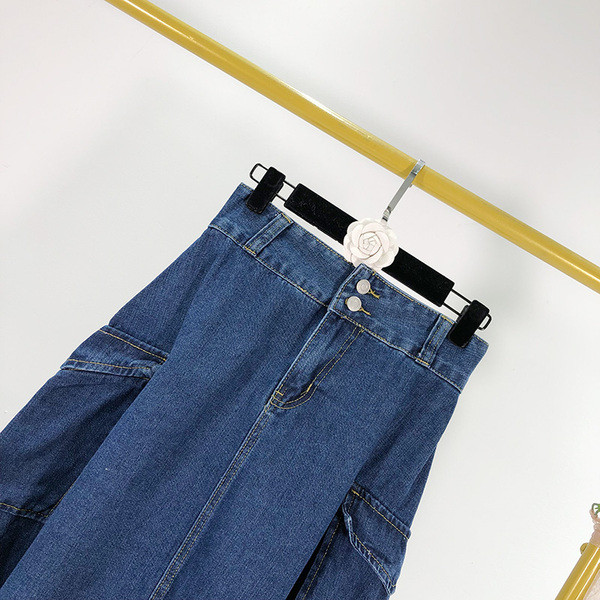 Női farmerszoknya kék színben, zsebekkel - szabású modell