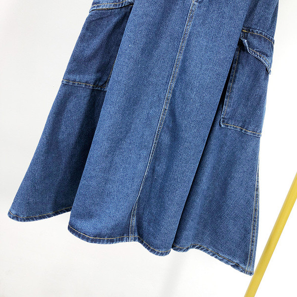 Női farmerszoknya kék színben, zsebekkel - szabású modell