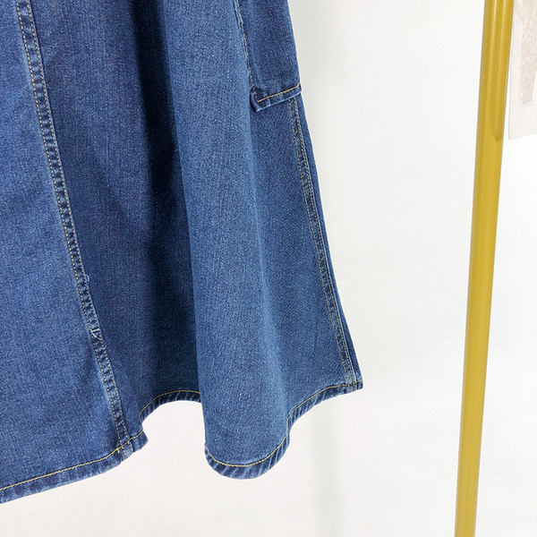 Női farmerszoknya kék színben, zsebekkel - szabású modell