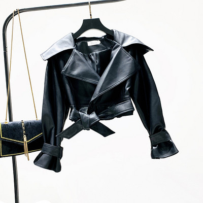 Modern női kabát fehér, fekete és piros övvel