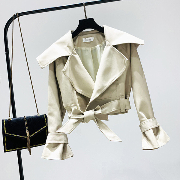 Modern női kabát fehér, fekete és piros övvel