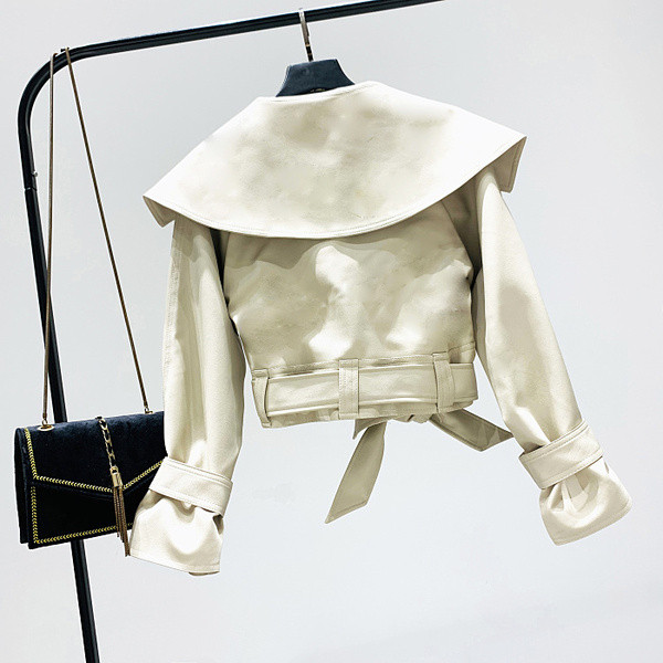 Modern női kabát fehér, fekete és piros övvel