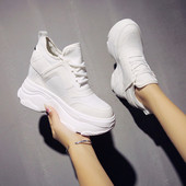 Modern női tornacipő magas talppal, fehér színben