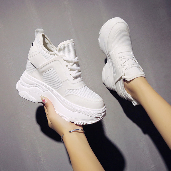 Modern női tornacipő magas talppal, fehér színben