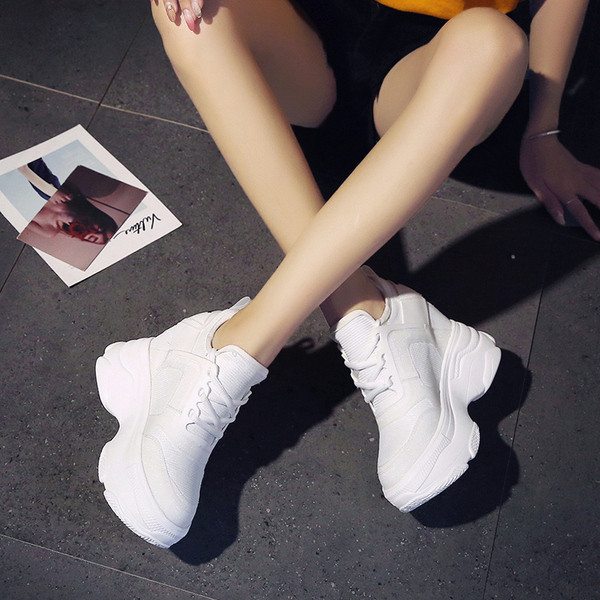 Modern női tornacipő magas talppal, fehér színben