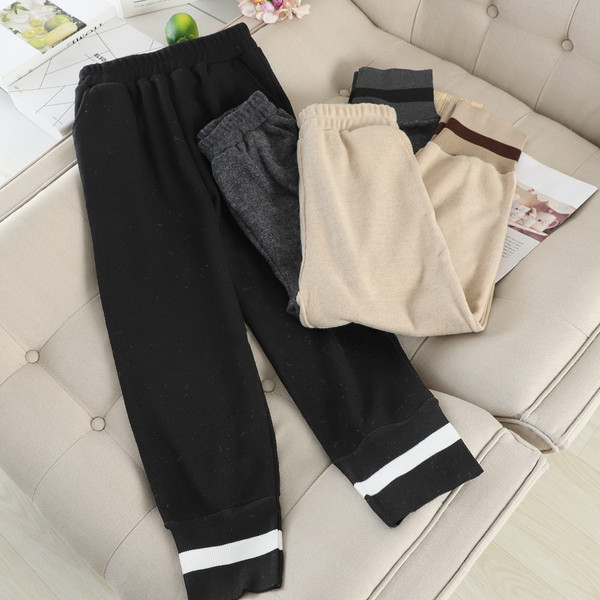 Плетен дамски панталон с еластична талия и джобове в няколко цвята