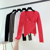 Modern női blúz fém elemmel, V-nyakkal