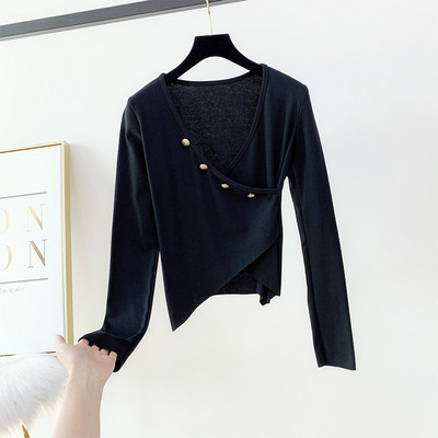 Modern női blúz fém elemmel, V-nyakkal