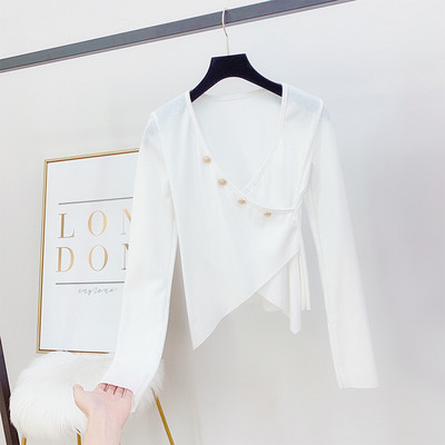 Modern női blúz fém elemmel, V-nyakkal