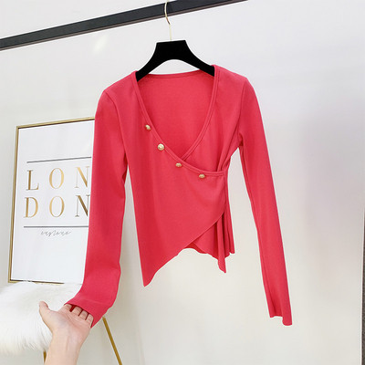 Modern női blúz fém elemmel, V-nyakkal