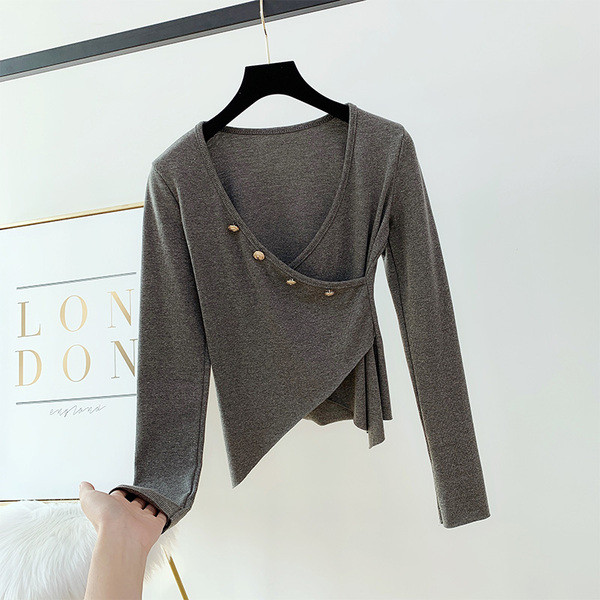 Modern női blúz fém elemmel, V-nyakkal