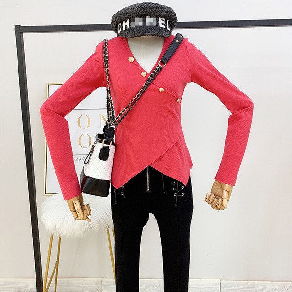 Modern női blúz fém elemmel, V-nyakkal