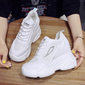 Γυναικεία αθλητικά παπούτσια με ψηλή πλατφόρμα σε λευκό και γκρι χρώμα