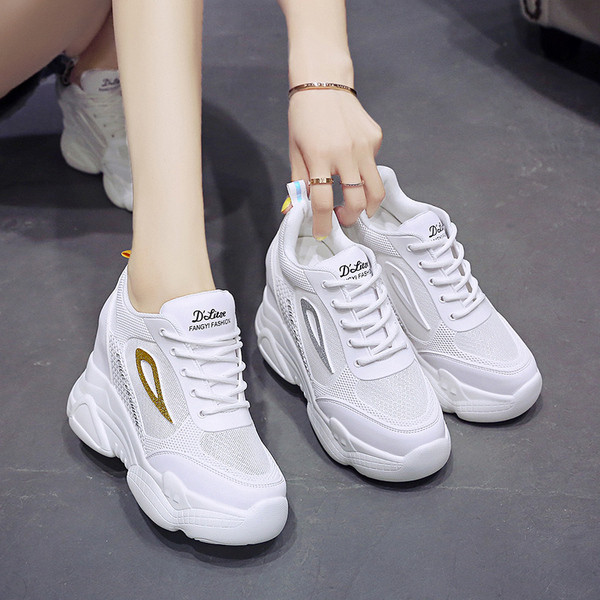 Γυναικεία αθλητικά παπούτσια με ψηλή πλατφόρμα σε λευκό και γκρι χρώμα