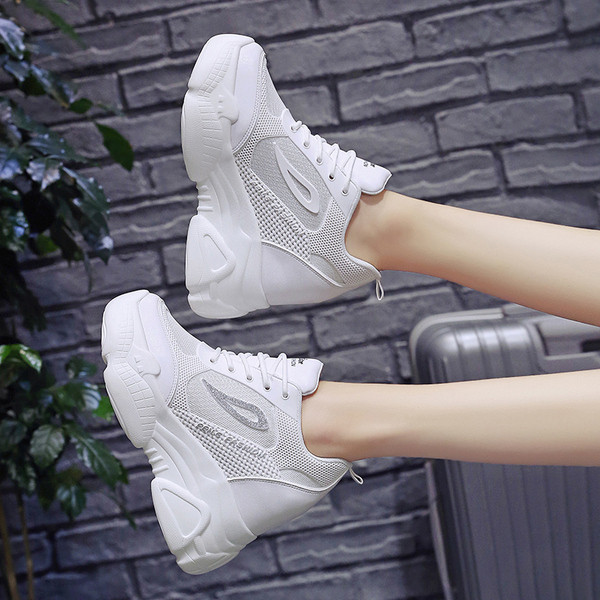 Γυναικεία αθλητικά παπούτσια με ψηλή πλατφόρμα σε λευκό και γκρι χρώμα