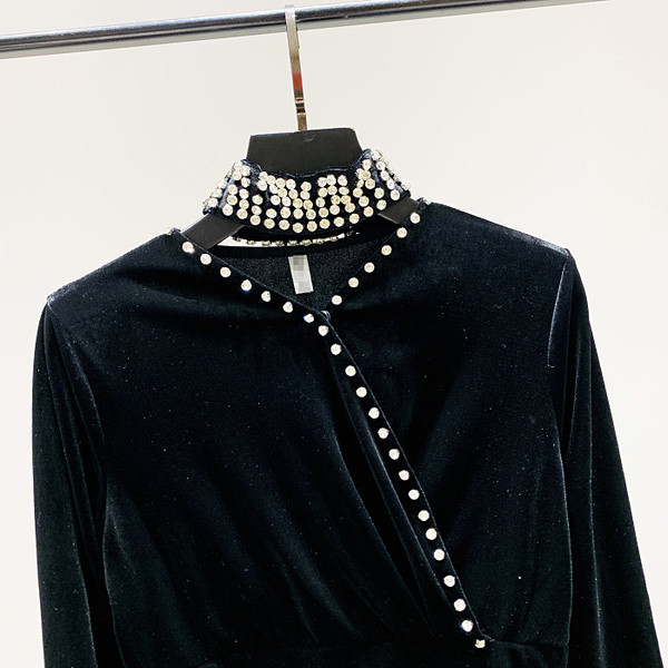Új modell modern női blúz bársony kövekkel fekete színben