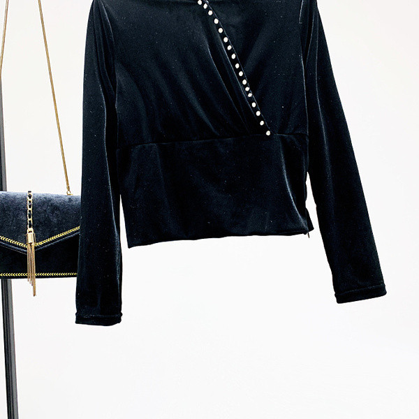 Új modell modern női blúz bársony kövekkel fekete színben