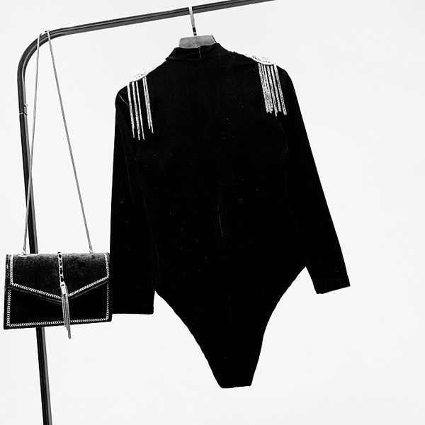 Új női testmodell pólógallérral és fém elemmel, fekete színben