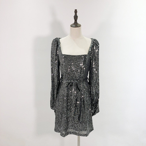 Rövid, elegáns ruha szögletes nyakkivágással és hosszú ujjú ezüst színben