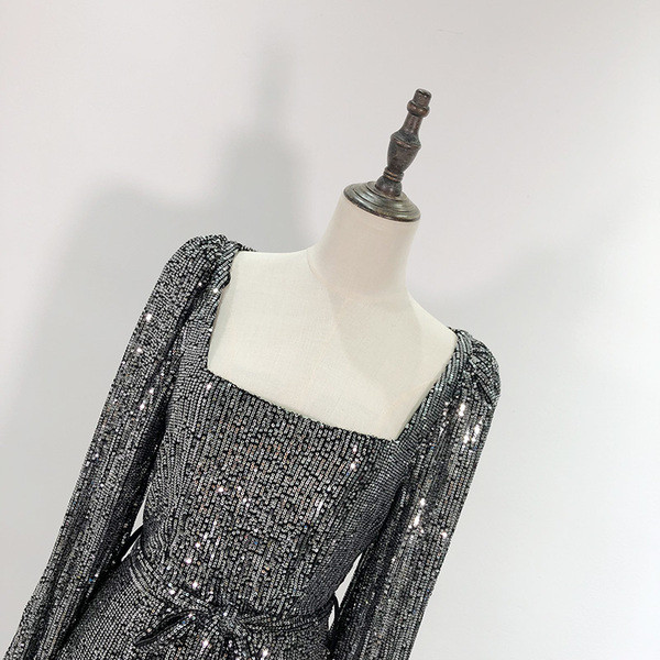 Rövid, elegáns ruha szögletes nyakkivágással és hosszú ujjú ezüst színben